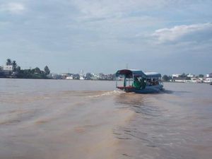 Potret Sungai Bassac Chao Doc di Pagi Hari