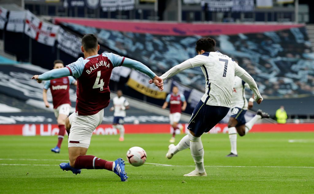 LONDON, ENGLAND - OCTOBER 18: Heung-Min Son of Tottenham Hotspur celebrates with his teammates after scoring his team's first goal during the Premier League match between Tottenham Hotspur and West Ham United at Tottenham Hotspur Stadium on October 18, 2020 in London, England.  Sports stadiums across the UK remain under strict restrictions due to the coronavirus pandemic, as the government's social distancing laws prohibit fans within venues, causing games to be played behind closed doors.  (Photo by Clive Rose / Getty Images)