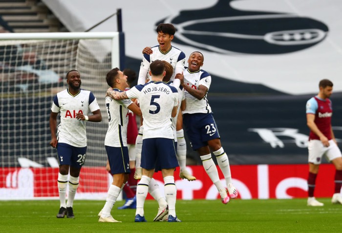 LONDON, ENGLAND - OCTOBER 18: Heung-Min Son of Tottenham Hotspur celebrates with teammates after scoring his teams first goal during the Premier League match between Tottenham Hotspur and West Ham United at Tottenham Hotspur Stadium on October 18, 2020 in London, England. Sporting stadiums around the UK remain under strict restrictions due to the Coronavirus Pandemic as Government social distancing laws prohibit fans inside venues resulting in games being played behind closed doors. (Photo by Clive Rose/Getty Images)