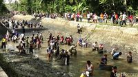 Melihat Tradisi Bersih-bersih Sungai di Purworejo