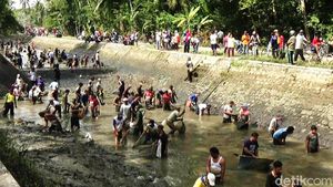 Melihat Tradisi Bersih-bersih Sungai di Purworejo