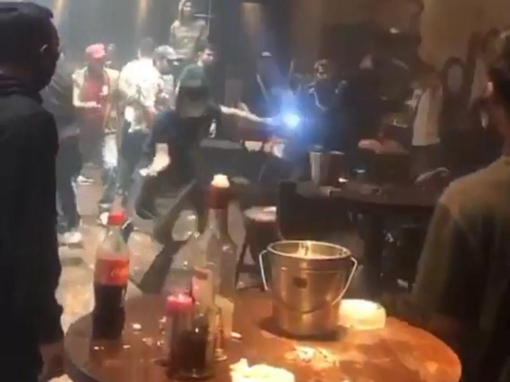 Pengunjung Baku Hantam di Klub Malam Palembang, Bercak Darah Berceceran Pengunjung Baku Hantam di Klub Malam Palembang, Bercak Darah Berceceran