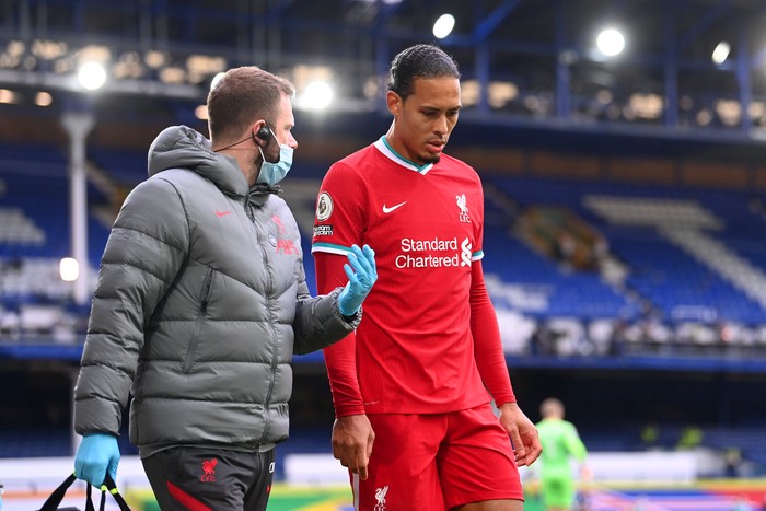 LIVERPOOL, ENGLAND - OCTOBER 17: Virgil van Dijk of Liverpool comes off due to an injury during the Premier League match between Everton and Liverpool at Goodison Park on October 17, 2020 in Liverpool, England. Sporting stadiums around the UK remain under strict restrictions due to the Coronavirus Pandemic as Government social distancing laws prohibit fans inside venues resulting in games being played behind closed doors. (Photo by Laurence Griffiths/Getty Images)