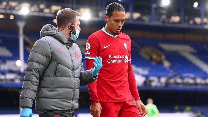 LIVERPOOL, ENGLAND - OCTOBER 17: Virgil van Dijk of Liverpool comes off due to an injury during the Premier League match between Everton and Liverpool at Goodison Park on October 17, 2020 in Liverpool, England. Sporting stadiums around the UK remain under strict restrictions due to the Coronavirus Pandemic as Government social distancing laws prohibit fans inside venues resulting in games being played behind closed doors. (Photo by Laurence Griffiths/Getty Images)