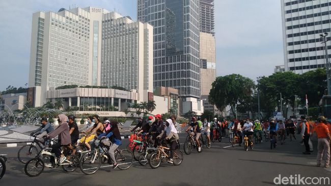 DKI PSBB Transisi, Bundaran HI Dipadati Warga yang Berolahraga Pagi Ini DKI PSBB Transisi, Bundaran HI Dipadati Warga yang Berolahraga Pagi Ini