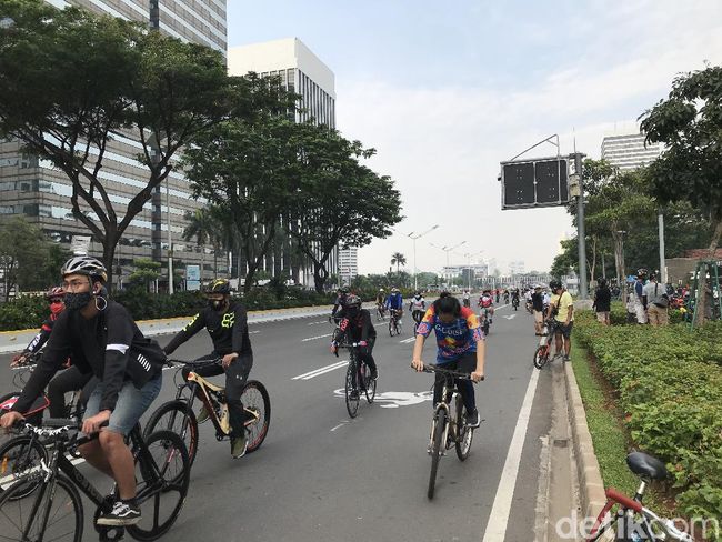 DKI PSBB Transisi Jilid II, Warga Ramai Berolahraga di Sudirman DKI PSBB Transisi Jilid II, Warga Ramai Berolahraga di Sudirman