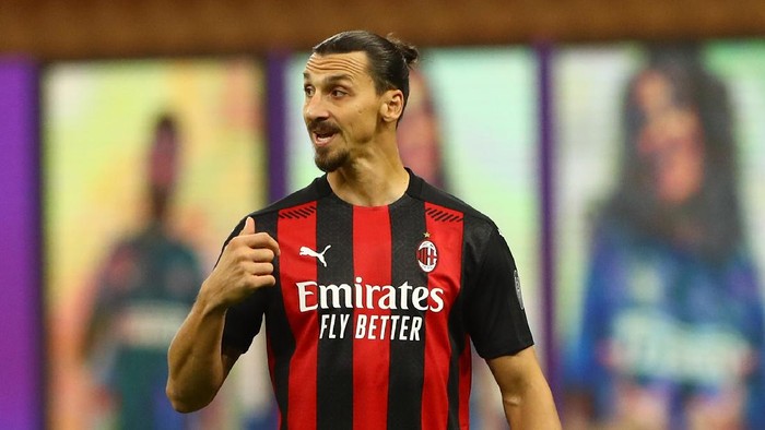 MILAN, ITALY - OCTOBER 17:  Zlatan Ibrahimovic of AC Milan gestures during the Serie A match between FC Internazionale and AC Milan at Stadio Giuseppe Meazza on October 17, 2020 in Milan, Italy.  (Photo by Marco Luzzani/Getty Images)