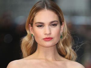Intip Lily James Berbaju Renang Baywatch Jadi Pamela Anderson