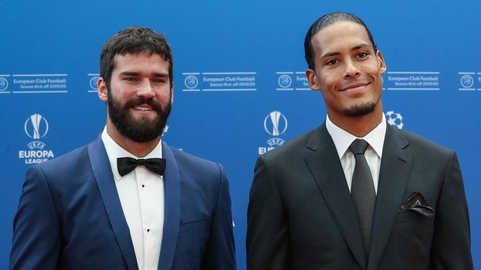 Liverpools Brazilian goalkeeper Alisson Becker (L) and Liverpools Dutch defender Virgil van Dijk pose as they arrive prior to the UEFA Champions League football group stage draw ceremony in Monaco on August 29, 2019. (Photo by Valery HACHE / AFP)
