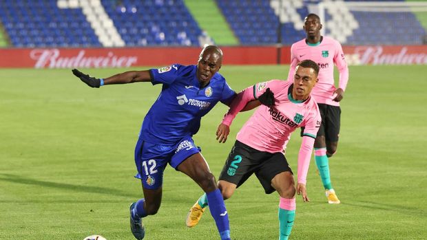 GETAFE, SPAIN - OCTOBER 17: Allan Nyom of Getafe is challenged by Sergino Dest of Barcelona during the La Liga Santader match between Getafe CF and FC Barcelona at Coliseum Alfonso Perez on October 17, 2020 in Getafe, Spain. (Photo by Angel Martinez/Getty Images)