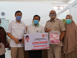 Andre Serahkan 15 Ribu Alat Tes Swab ke Laboratorium Unand