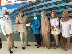 Andre Juga Bagikan Puluhan Ribu Masker Medis ke 3 RS di Sumbar