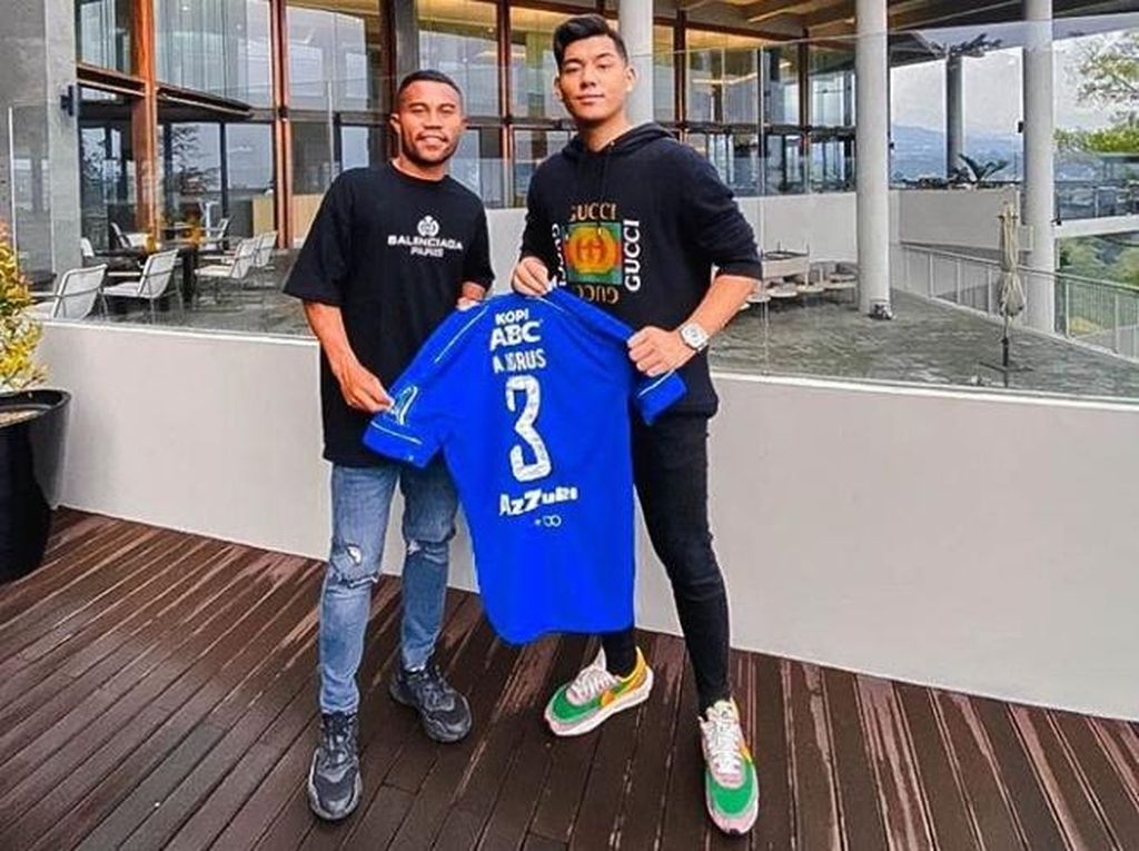 Ngefans Persib, Penyanyi asal Brunei Ini Minta Jersey Ardi Idrus Ngefans Persib, Penyanyi asal Brunei Ini Minta Jersey Ardi Idrus