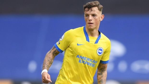 LONDON, ENGLAND - OCTOBER 18: Ben White of Brighton and Hove Albion runs with the ball during the Premier League match between Crystal Palace and Brighton & Hove Albion at Selhurst Park on October 18, 2020 in London, England. Sporting stadiums around the UK remain under strict restrictions due to the Coronavirus Pandemic as Government social distancing laws prohibit fans inside venues resulting in games being played behind closed doors. (Photo by Mike Hewitt/Getty Images)