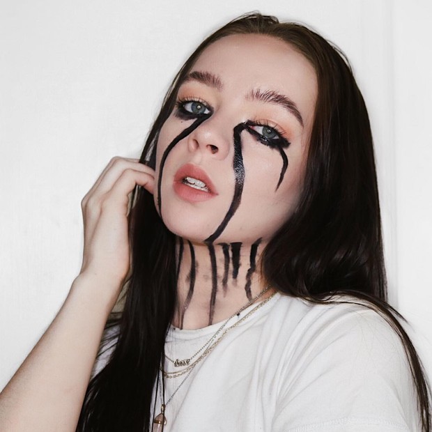 Billie Eilish/instagram.com/makeupbysommermay Billie Eilish memiliki penampilan yang ikonik dalam video klip ‘when the party’s over’, yaitu air mata berwarna hitam.
