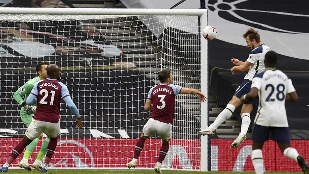 Tottenham's Harry Kane, 2nd right, scores his side's third goal during the English Premier League soccer match between Tottenham Hotspur and West Ham United at the Tottenham Hotspur Stadium in London, England, Sunday, Oct. 18, 2020. (Neill Hall/Pool via AP)