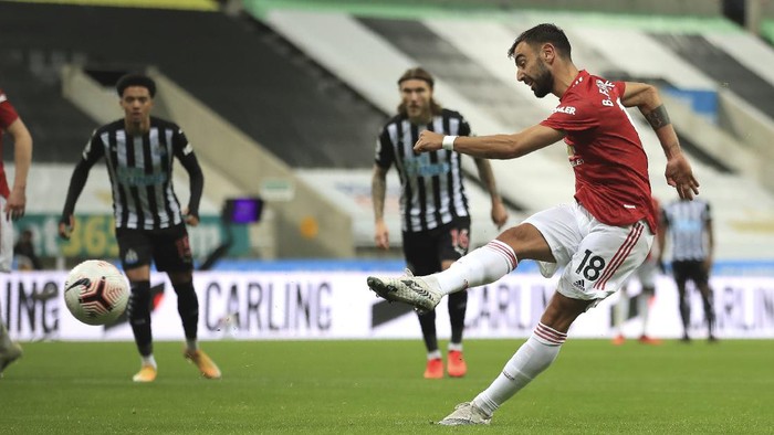 Manchester Uniteds Bruno Fernandes kicks the ball during the English Premier League soccer match between Newcastle United and Manchester United at St. James Park in Newcastle, England, Saturday, Oct. 17, 2020. (Owen Humphreys/PA via AP)
