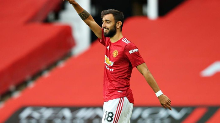 MANCHESTER, ENGLAND - OCTOBER 04: Bruno Fernandes of Manchester United celebrates after scoring his sides first goal during the Premier League match between Manchester United and Tottenham Hotspur at Old Trafford on October 04, 2020 in Manchester, England. Sporting stadiums around the UK remain under strict restrictions due to the Coronavirus Pandemic as Government social distancing laws prohibit fans inside venues resulting in games being played behind closed doors. (Photo by Alex Livesey/Getty Images)