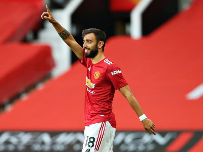 MANCHESTER, ENGLAND - OCTOBER 04: Bruno Fernandes of Manchester United celebrates after scoring his sides first goal during the Premier League match between Manchester United and Tottenham Hotspur at Old Trafford on October 04, 2020 in Manchester, England. Sporting stadiums around the UK remain under strict restrictions due to the Coronavirus Pandemic as Government social distancing laws prohibit fans inside venues resulting in games being played behind closed doors. (Photo by Alex Livesey/Getty Images)
