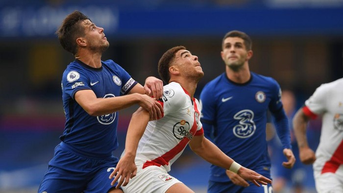 LONDON, ENGLAND - OCTOBER 17: No room for racism sleeve badges are seen on Cesar Azpilicueta of Chelsea and Che Adams of Southampton during the Premier League match between Chelsea and Southampton at Stamford Bridge on October 17, 2020 in London, England. Sporting stadiums around the UK remain under strict restrictions due to the Coronavirus Pandemic as Government social distancing laws prohibit fans inside venues resulting in games being played behind closed doors. (Photo by Mike Hewitt/Getty Images)