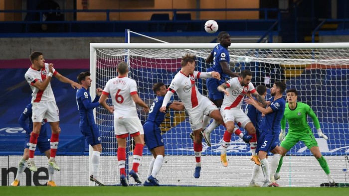 LONDON, ENGLAND - OCTOBER 17: Kurt Zouma of Chelsea heads the ball clear during the Premier League match between Chelsea and Southampton at Stamford Bridge on October 17, 2020 in London, England. Sporting stadiums around the UK remain under strict restrictions due to the Coronavirus Pandemic as Government social distancing laws prohibit fans inside venues resulting in games being played behind closed doors. (Photo by Mike Hewitt/Getty Images)