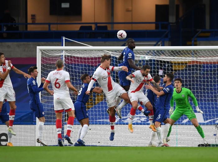 LONDON, ENGLAND - OCTOBER 17: Kurt Zouma of Chelsea heads the ball clear during the Premier League match between Chelsea and Southampton at Stamford Bridge on October 17, 2020 in London, England. Sporting stadiums around the UK remain under strict restrictions due to the Coronavirus Pandemic as Government social distancing laws prohibit fans inside venues resulting in games being played behind closed doors. (Photo by Mike Hewitt/Getty Images)