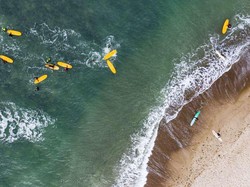 Uniknya Berselancar di Pantai Dingin Skandinavia