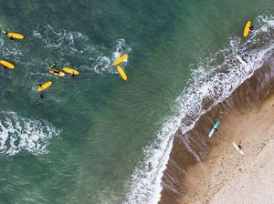 Uniknya Berselancar di Pantai Dingin Skandinavia Uniknya Berselancar di Pantai Dingin Skandinavia