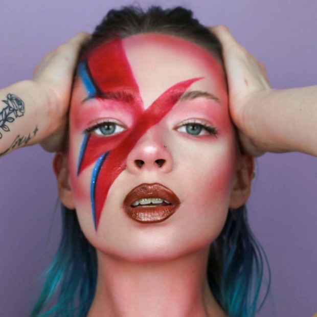 David Bowie/instagram.com/makeupbysommermay Riasan kilat yang dikenakan David Bowie adalah tampilan yang berani dan ikonik, sehingga ini akan menyenangkan dikenakan