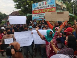 Warga Jombang Demo Tuntut 2 Perangkat Desa yang Berzina Dicopot