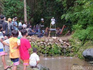 Dongo Gunung dari Festival Lima Gunung di Lokasi Penemuan Candi Dongo Gunung dari Festival Lima Gunung di Lokasi Penemuan Candi