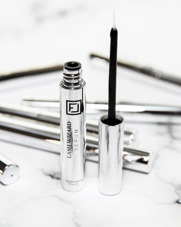 Produk serum bulu mata ini mengandung keratin yang sangat bagus untuk memperkuat helaian bulu mata.