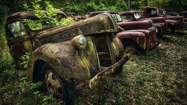 Foto Memukau Deretan Mobil Antik yang Terbengkalai