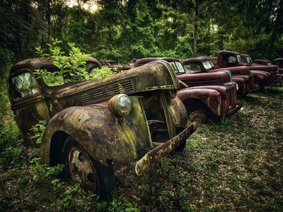 Foto Memukau Deretan Mobil Antik yang Terbengkalai