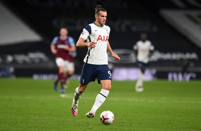 LONDON, ENGLAND - OCTOBER 18: Gareth Bale of Tottenham Hotspur runs with the ball during the Premier League match between Tottenham Hotspur and West Ham United at Tottenham Hotspur Stadium on October 18, 2020 in London, England. Sporting stadiums around the UK remain under strict restrictions due to the Coronavirus Pandemic as Government social distancing laws prohibit fans inside venues resulting in games being played behind closed doors. (Photo by Matt Dunham - Pool/Getty Images)