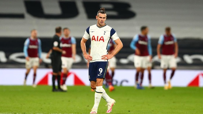 LONDON, ENGLAND - OCTOBER 18: Gareth Bale of Tottenham Hotspur looks dejected after his team concede during the Premier League match between Tottenham Hotspur and West Ham United at Tottenham Hotspur Stadium on October 18, 2020 in London, England. Sporting stadiums around the UK remain under strict restrictions due to the Coronavirus Pandemic as Government social distancing laws prohibit fans inside venues resulting in games being played behind closed doors. (Photo by Clive Rose/Getty Images)