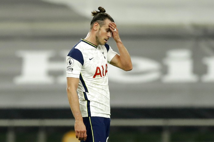 Tottenhams Gareth Bale reacts after West Hams Manuel Lanzini scored his sides third goal during the English Premier League soccer match between Tottenham Hotspur and West Ham United at the Tottenham Hotspur Stadium in London, England, Sunday, Oct. 18, 2020. (AP photo/Matt Dunham, Pool)