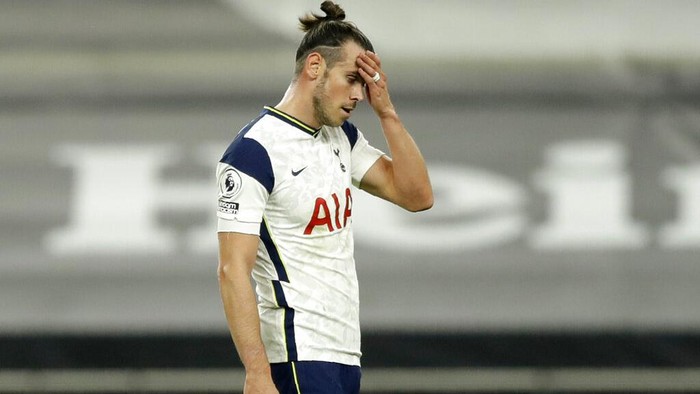 Tottenhams Gareth Bale reacts after West Hams Manuel Lanzini scored his sides third goal during the English Premier League soccer match between Tottenham Hotspur and West Ham United at the Tottenham Hotspur Stadium in London, England, Sunday, Oct. 18, 2020. (AP photo/Matt Dunham, Pool)