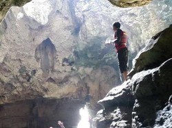 Serunya Basah-basahan di Goa Pindul