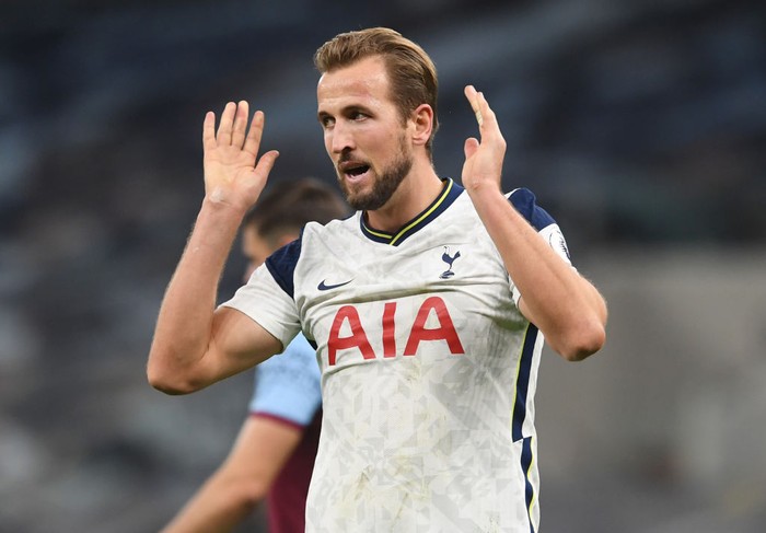 LONDON, ENGLAND - OCTOBER 18: Harry Kane of Tottenham Hotspur reacts during the Premier League match between Tottenham Hotspur and West Ham United at Tottenham Hotspur Stadium on October 18, 2020 in London, England. Sporting stadiums around the UK remain under strict restrictions due to the Coronavirus Pandemic as Government social distancing laws prohibit fans inside venues resulting in games being played behind closed doors.( Photo by Neil Hall - Pool/Getty Images)