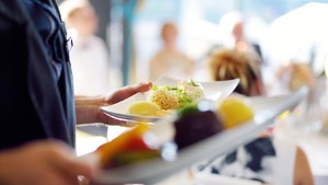 Hadits Menghadiri Undangan, Tetap Dianjurkan Meski Berpuasa