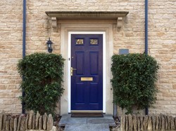 5 Hal yang Perlu Diperhatikan Saat Pilih Warna Pintu Depan Rumah