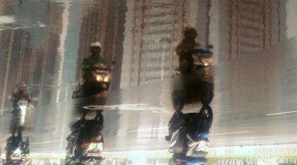Jakarta Diguyur Hujan di Siang Hari