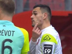 Ribut di Lapangan, Pemain Ini Dituduh Gigit Pipi Lawan