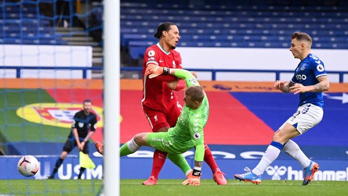 Jordan Pickford LIVERPOOL, ENGLAND - OCTOBER 17: Virgil van Dijk of Liverpool is tackled by Jordan Pickford of Everton which led to Virgil van Dijk being substituted for an injury during the Premier League match between Everton and Liverpool at Goodison Park on October 17, 2020 in Liverpool, England. Sporting stadiums around the UK remain under strict restrictions due to the Coronavirus Pandemic as Government social distancing laws prohibit fans inside venues resulting in games being played behind closed doors. (Photo by Laurence Griffiths/Getty Images)