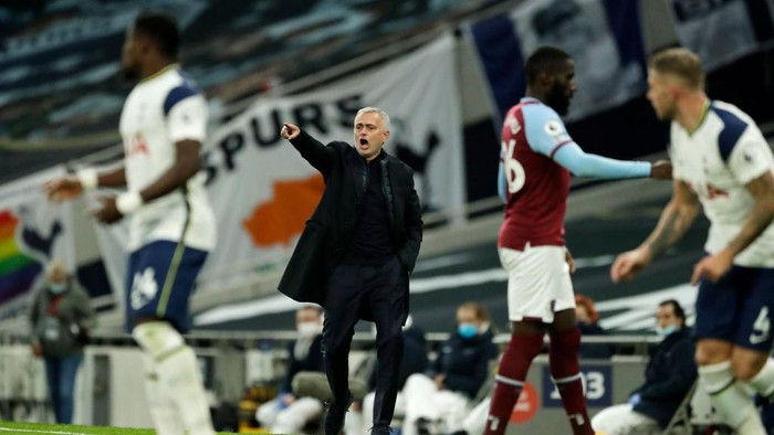 LONDON, ENGLAND - OCTOBER 18: Jose Mourinho, Manager of Tottenham Hotspur gives his team instructions during the Premier League match between Tottenham Hotspur and West Ham United at Tottenham Hotspur Stadium on October 18, 2020 in London, England. Sporting stadiums around the UK remain under strict restrictions due to the Coronavirus Pandemic as Government social distancing laws prohibit fans inside venues resulting in games being played behind closed doors. (Photo by Matt Dunham - Pool/Getty Images)