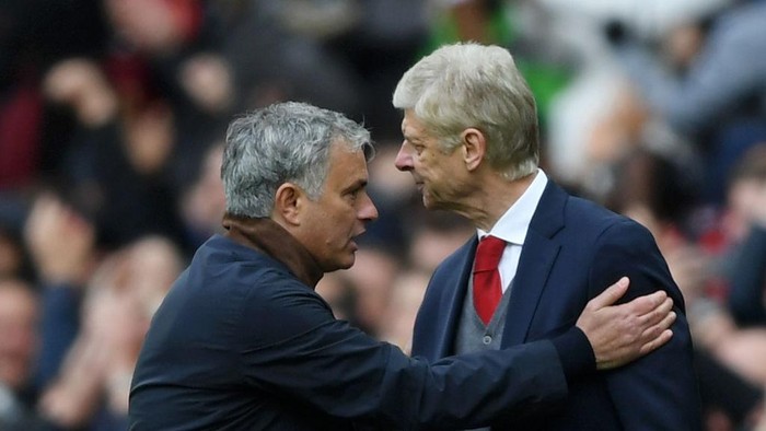 MANCHESTER, ENGLAND - APRIL 29:  Arsene Wenger, Manager of Arsenal shakes hands with Jose Mourinho, Manager of Manchester United during the Premier League match between Manchester United and Arsenal at Old Trafford on April 29, 2018 in Manchester, England.  (Photo by Shaun Botterill/Getty Images)