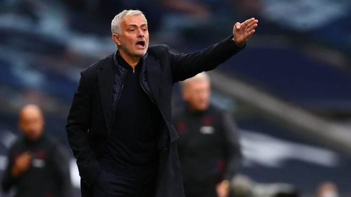 LONDON, ENGLAND - OCTOBER 18: Jose Mourinho, Manager of Tottenham Hotspur gives his team instructions during the Premier League match between Tottenham Hotspur and West Ham United at Tottenham Hotspur Stadium on October 18, 2020 in London, England. Sporting stadiums around the UK remain under strict restrictions due to the Coronavirus Pandemic as Government social distancing laws prohibit fans inside venues resulting in games being played behind closed doors. (Photo by Clive Rose/Getty Images)