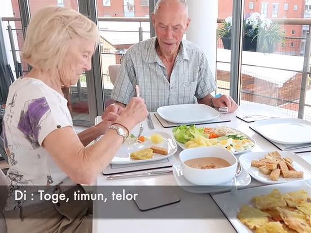 5 Momen Seru Kakek Nenek Inggris Saat Cicip Makanan Indonesia 5 Momen Seru Kakek Nenek Inggris Saat Cicip Makanan Indonesia