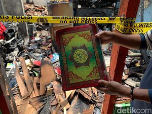 Ada Al-Quran Utuh dalam Rumah Ludes Terbakar, Warga Berdatangan Foto-foto